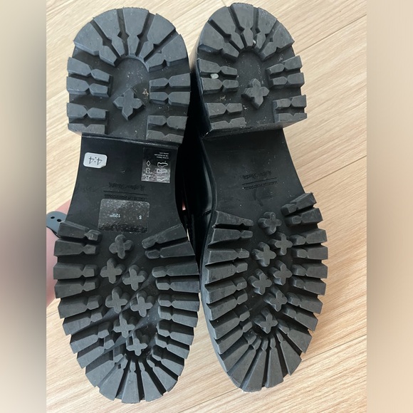 And Other Stories. 100% leather patent loafer. Excellent condition. Size 37. - Picture 3 of 3